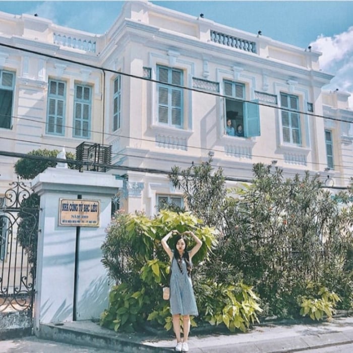 Top 10 Địa Điểm Du Lịch Nổi Bật Tại Bạc Liêu 8 Dinh thu va biet thu xay dung theo phong cach kien truc phuong Tay noi bat tai Bac Lieu tao nen quan the kien truc nha tay doc dao