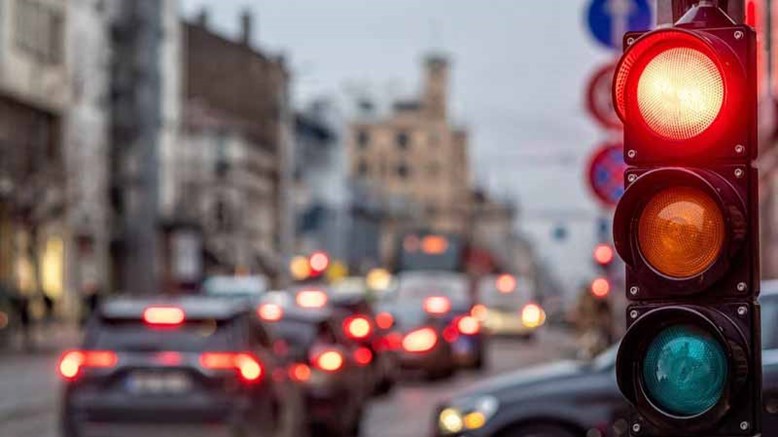 Vượt đèn đỏ bị xử phạt bao nhiêu tiền năm 2025 1 loi vuot den do nam 2025