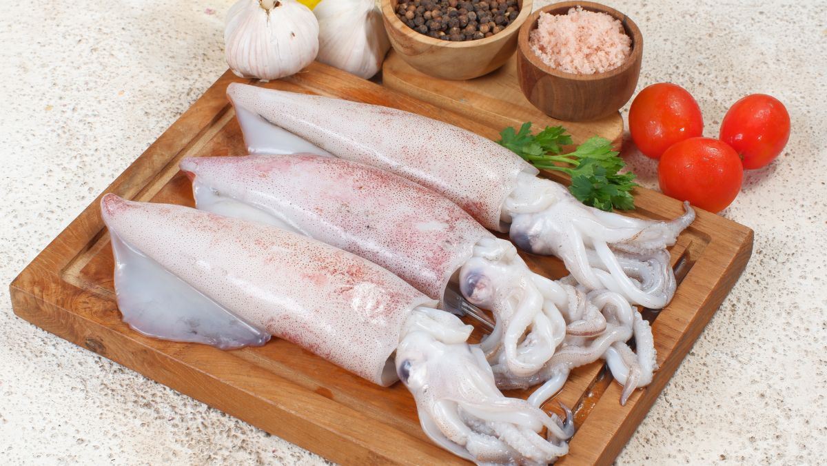 CÁCH LÀM SẠCH MỰC ỐNG ĐỂ NẤU KHÔNG BỊ ĐEN VỚI DAO THÁI VÀ THỚT 1 CÁCH LÀM SẠCH MỰC ỐNG ĐỂ NẤU KHÔNG BỊ ĐEN VỚI DAO THÁI VÀ THỚT